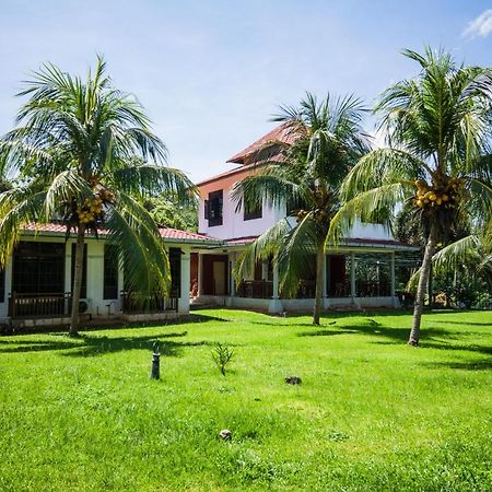 Terap Inn Kampong Raja Ngoại thất bức ảnh